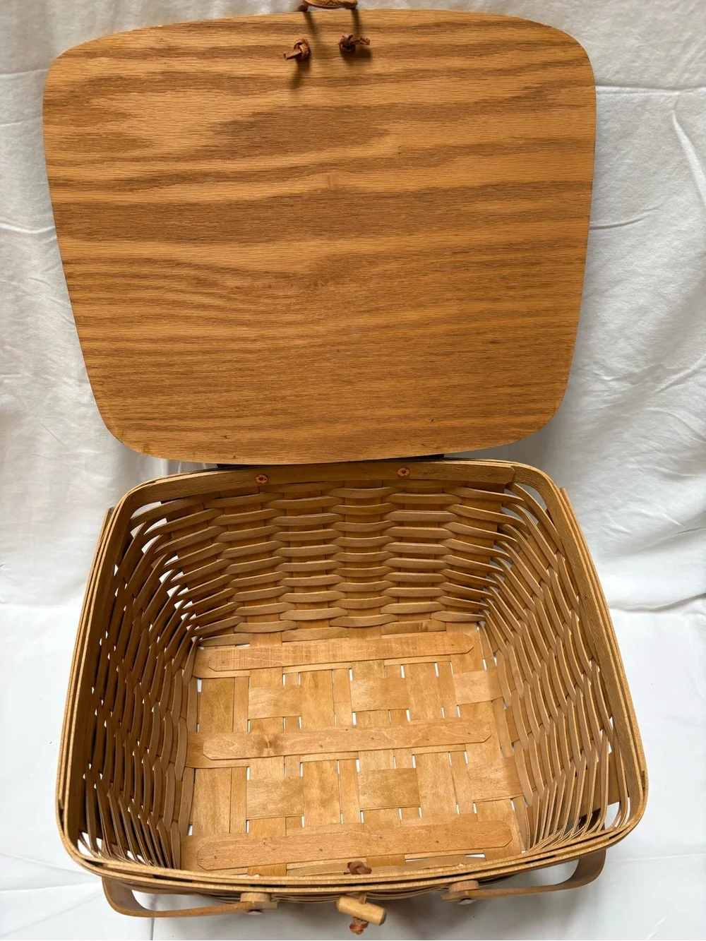 Longaberger Large Picnic Basket with Lid model 18122 in Light Brown